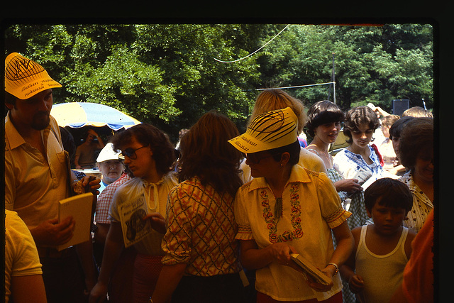 Budapeŝto 1981, antaŭ Esperanto-stando dum plenaera festo