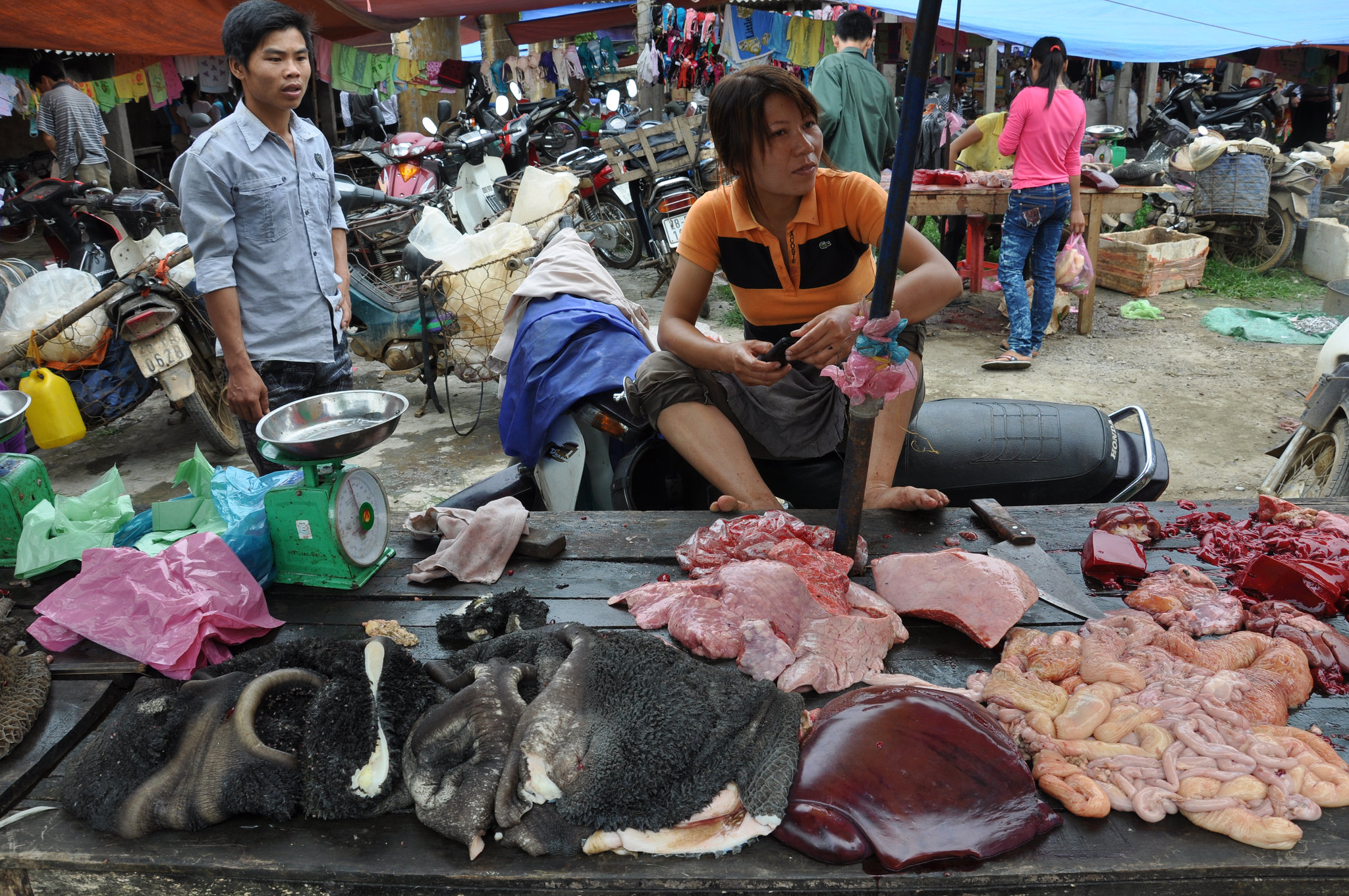 MARCHÉ DE  VILLAGE AU VIETNAM