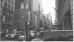 New-York city - Entre gratte-cieux / In between skyscraper - Noir et blanc / 19 juillet 2008.  - Bald head / Chauve