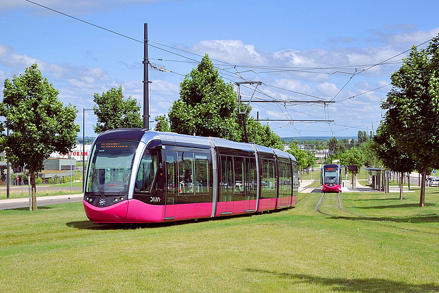 Tramway franchissant la rocade