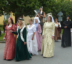 damoj en procesio dum renesanca solenaĵo en Bechyně (aŭgusto 2011)