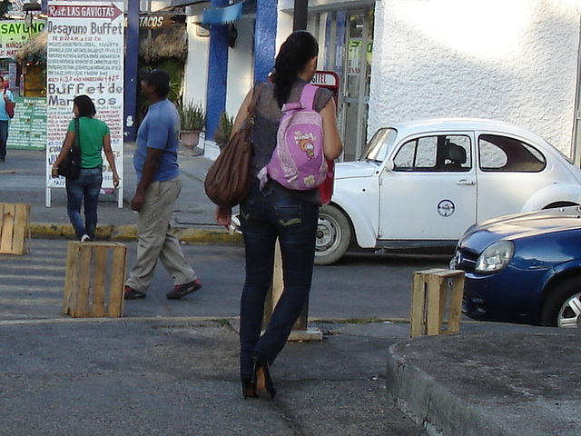 Desayuno buffet y una chica en tacones altos !