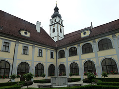 Nové Hrady - monaĥejo, kie ni loĝis feriante