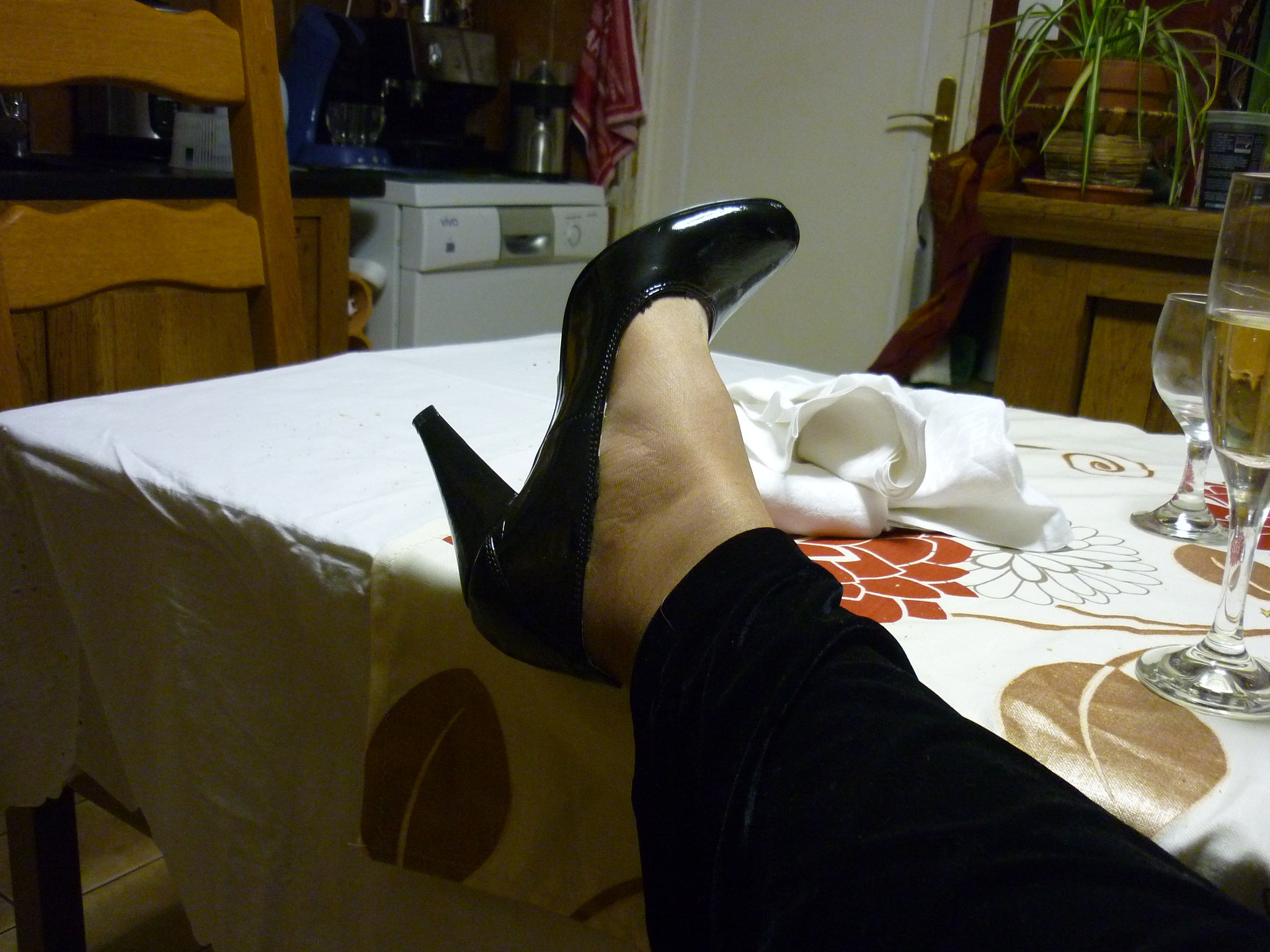 Lady 72 en escarpins noirs /  Lady 72 in black pumps.