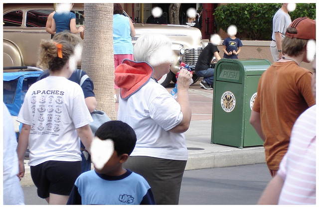 La Dame Push / The Push Lady - Disneyworld, Florida - USA / 30 décembre 2006 - Anonymement vôtre / Anonymously yours -  Recadrage