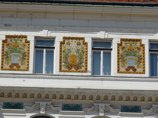 Pécs pirogranitaj ornamaĵoj sur la Departamenta domo