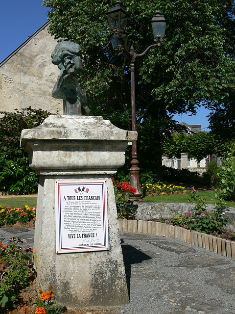 Büste vor dem Rathaus in Aschères-le-Marché