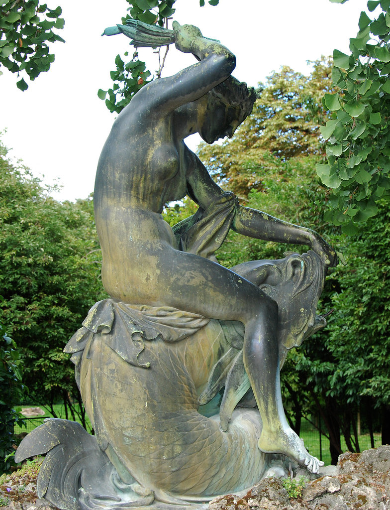 Femme domptant un poisson
