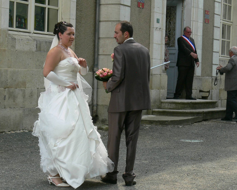 Das Brautpaar vor dem Rathaus