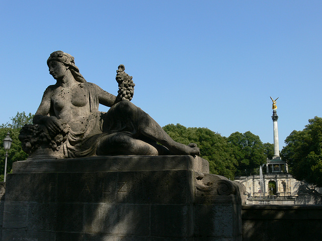 München - Liegeskulptur