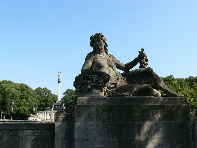 München - Liegeskulptur