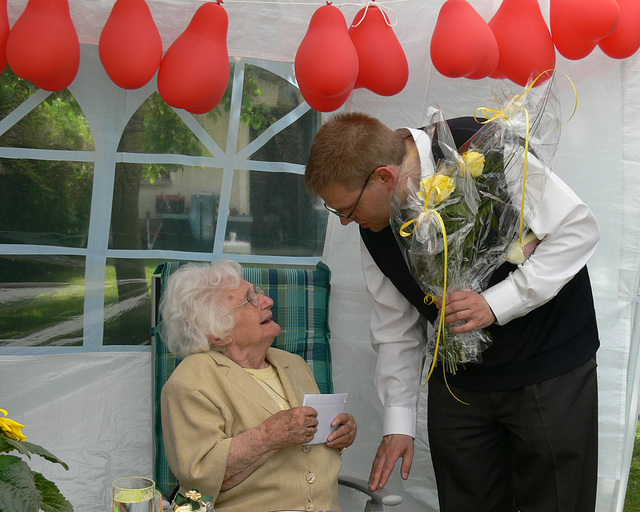 Unser Pfarrer mit Oma Rosa