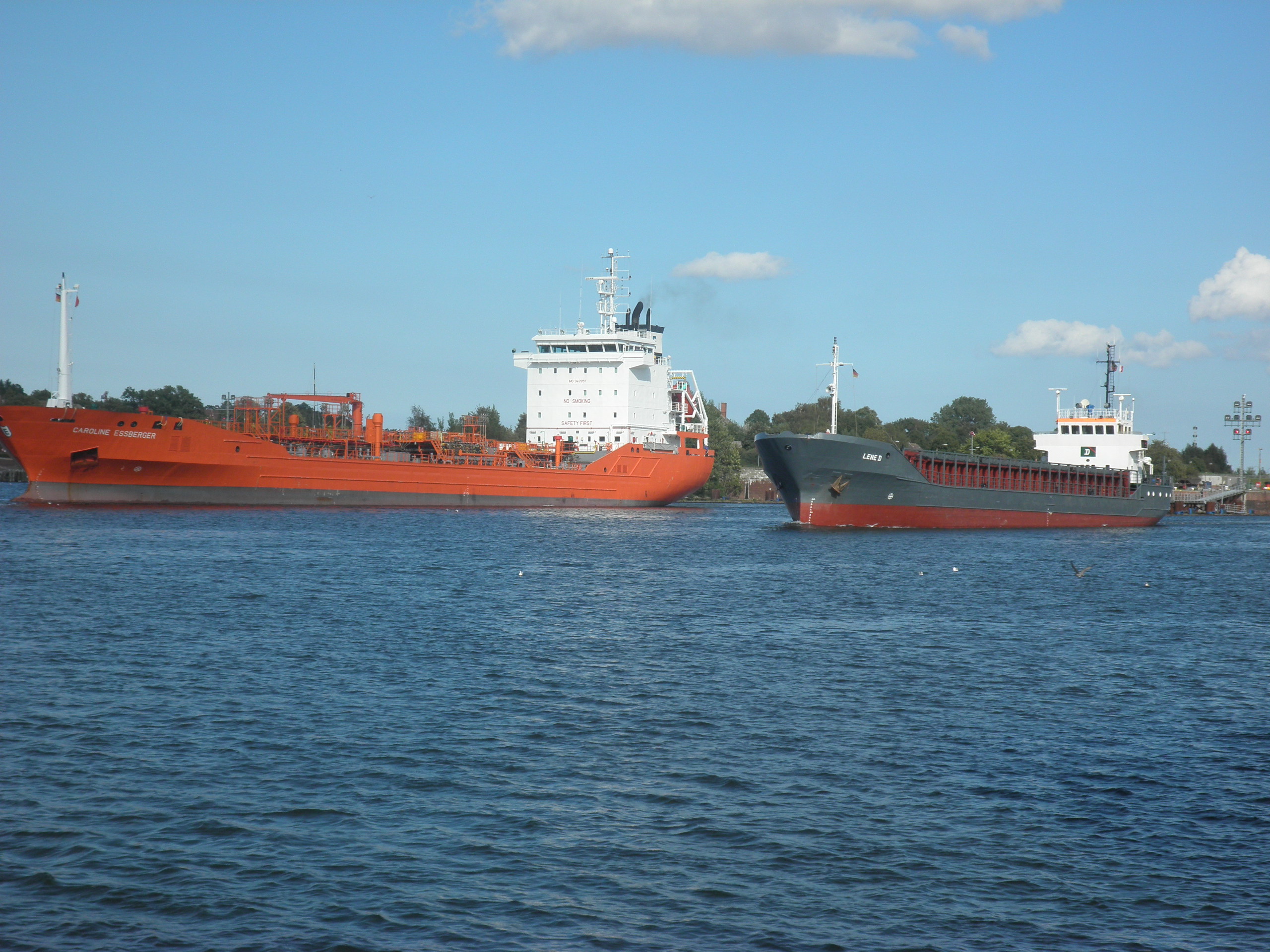 Chemiekalien-Tanker und KÜMO bei ausfahrt aus der Schleuse