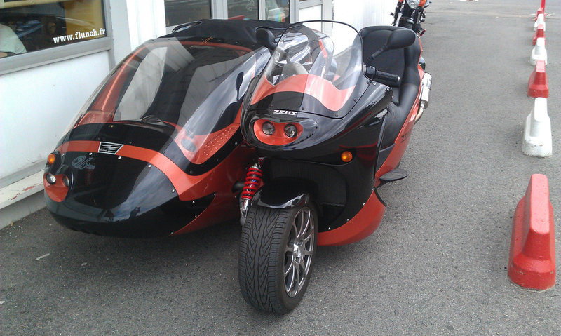 Pretty sidecar found next to a supermarket