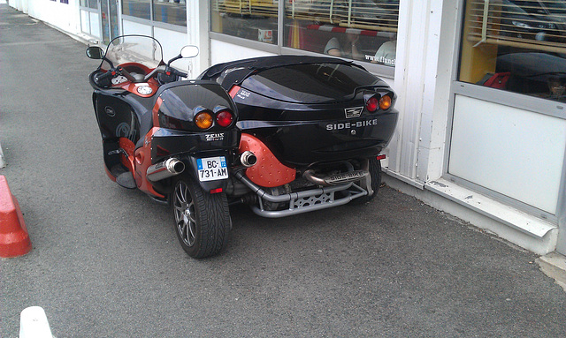 Pretty sidecar found next to a supermarket