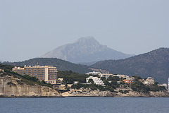 La montagne, la brume, les hôtels, les plages, les rocs et la mer