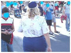 Chubby bum and Mickey mouse's ear hat - Fessier dodu et casque de souris / Disneyworld - December 30th 2006 - Visages couverts