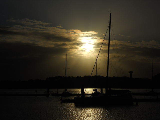 le soleil descend sur la mer