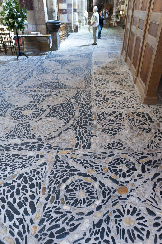 Pepple stone floor