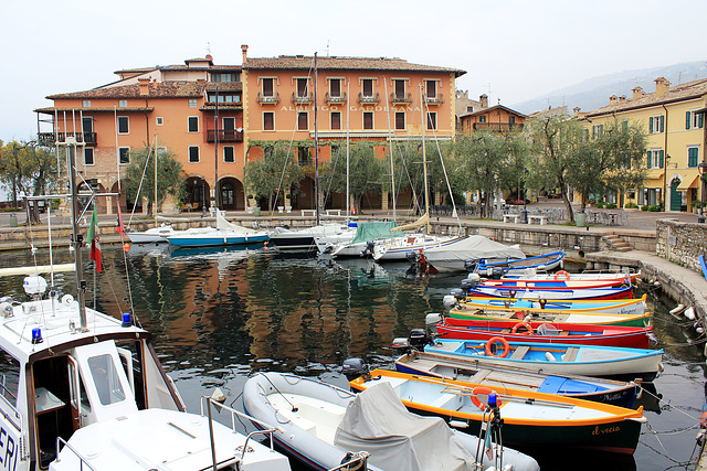 Kleiner Hafen in Torri del Benaco am Gardasee