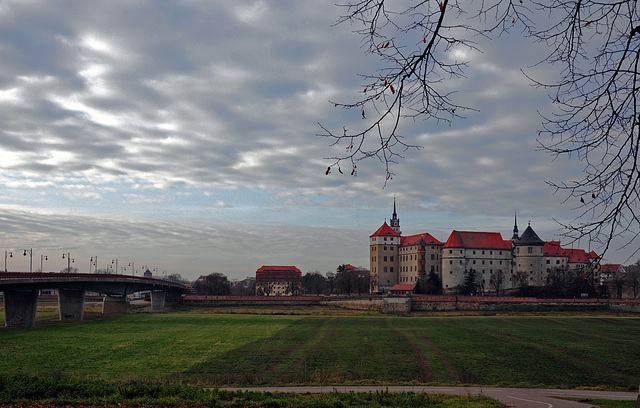 Schloss Hartenfels und die neue Elbbrücke