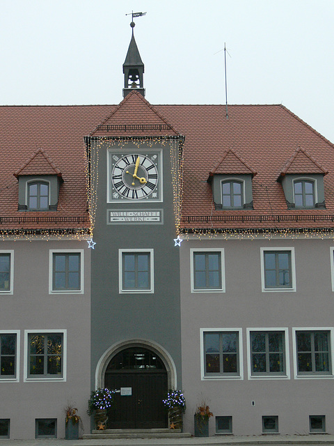 Heimatort - Rathaus in der Adventszeit