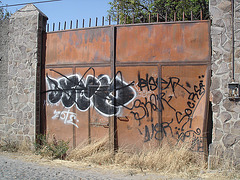 Barricade & graffitis - 22 mars 2011