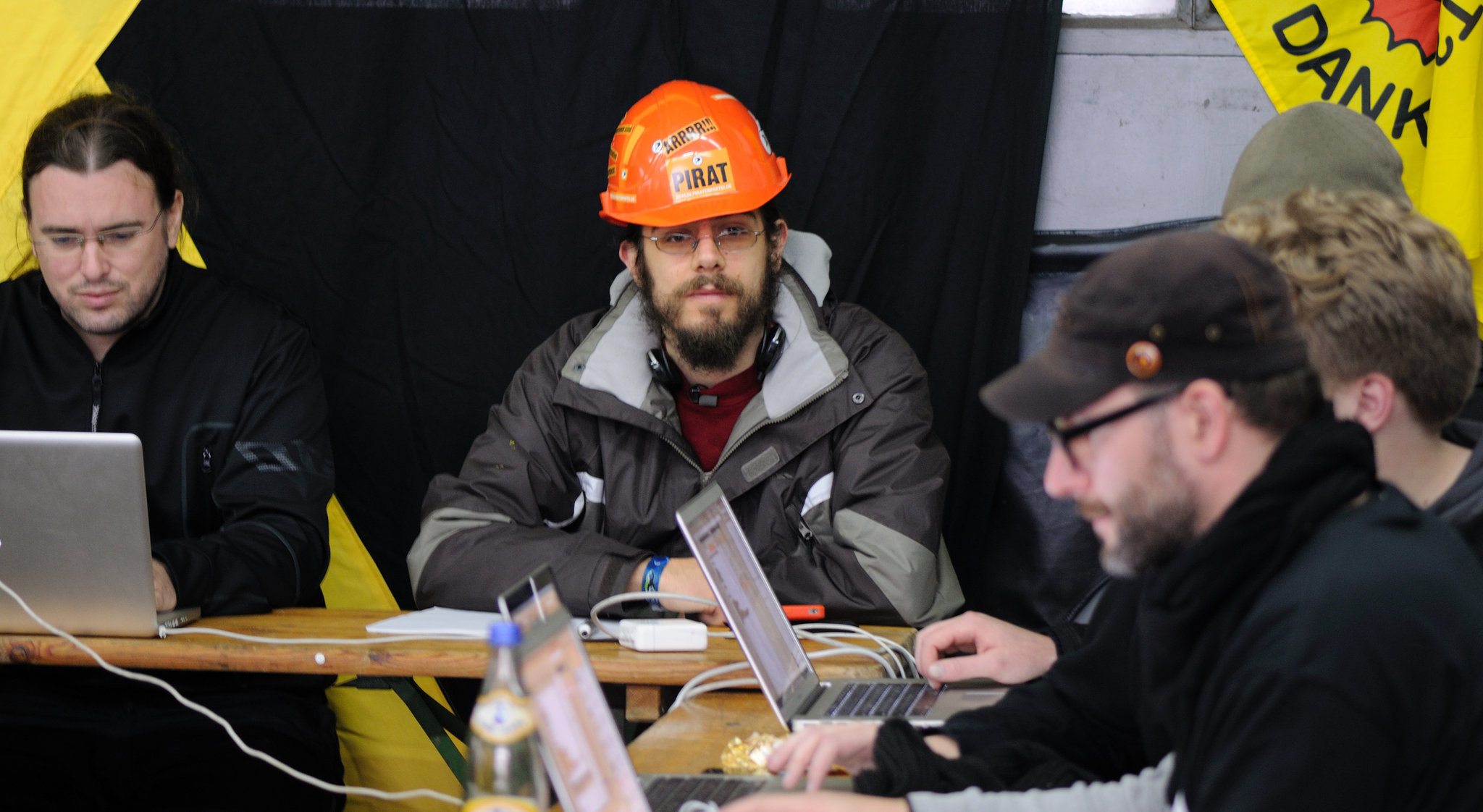 Dannenberg - Mahnwachencamp der AntiAtomPiraten - Fraktionssitzung der Berliner Piraten - 111127 1205 DSC0195