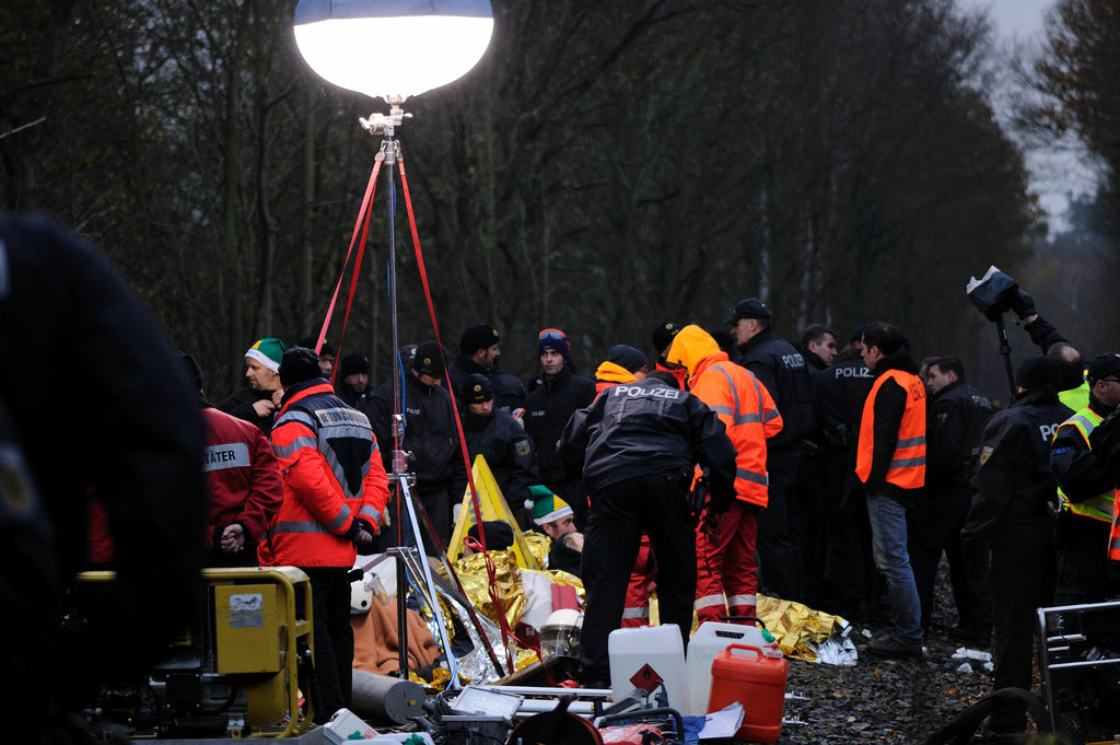 Auf den Gleisen - angekettete Bauern - 111127 1521 DSC0216