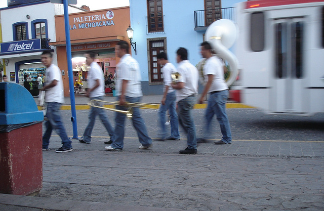 Blurry brass band / Fanfare ambulante et brouillée