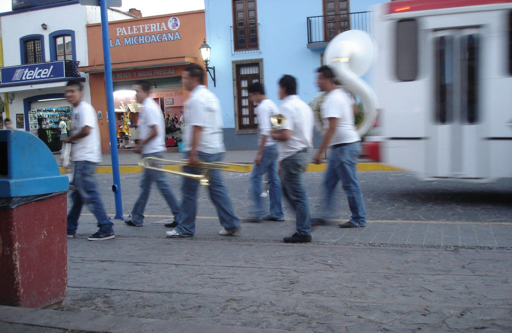 Blurry brass band / Fanfare ambulante et brouillée