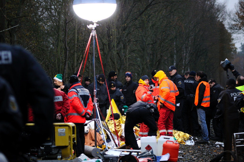 Auf den Gleisen - angekettete Bauern - 111127 1521 DSC0217