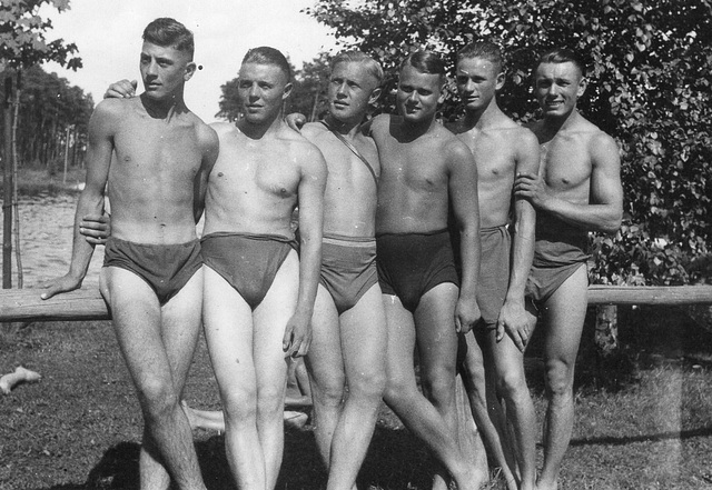 6 swimmers posing  1930'