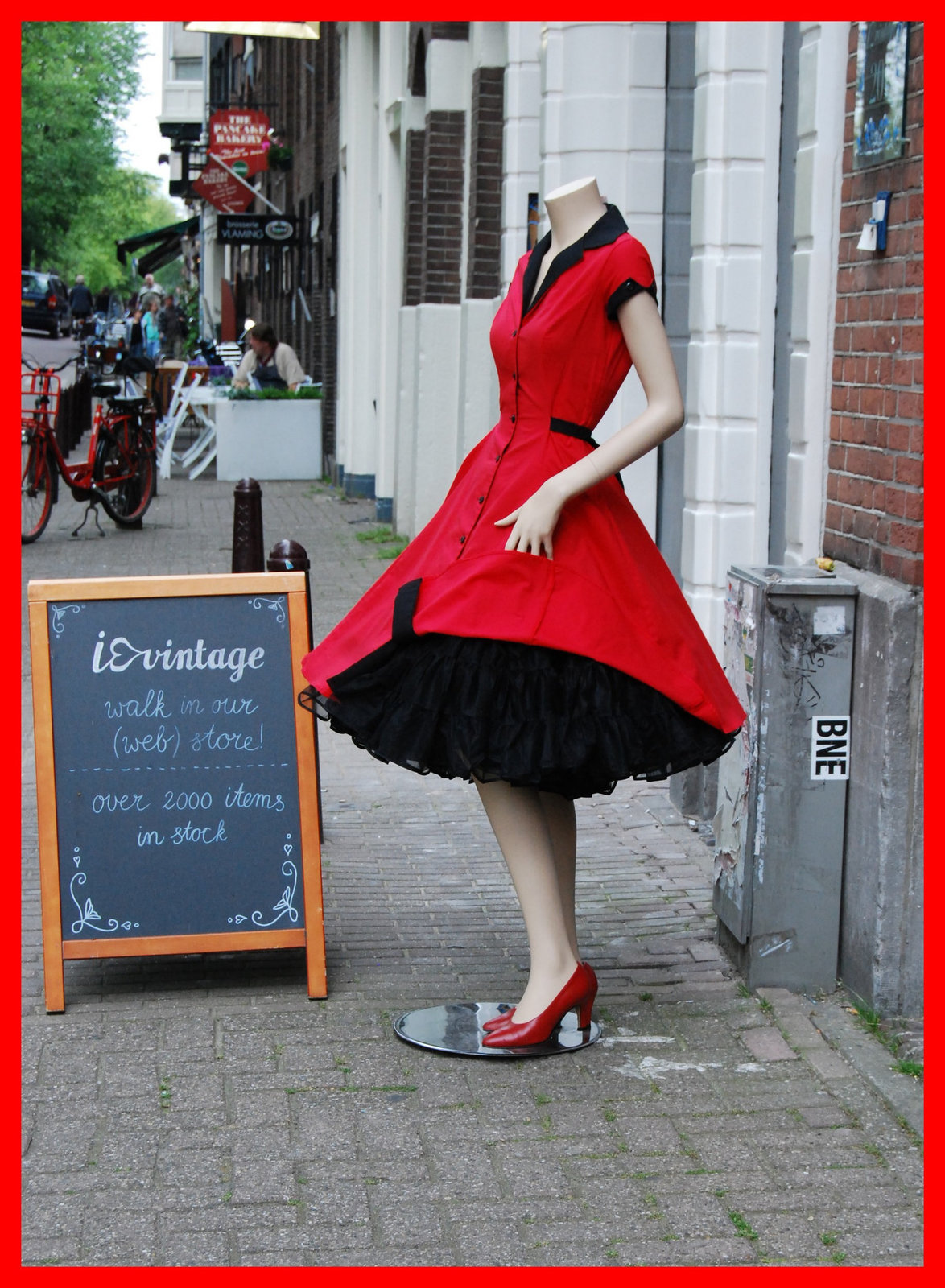 Lady Vintage / Femme entêtée en rouge et en talons hauts / Stubborn Lady in red in high heels  - Amsterdam / Version encadrée en rouge