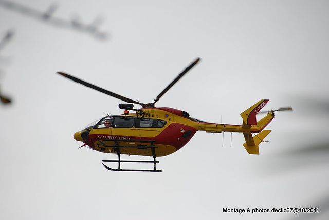 Hélico de la protection civile en phase de décollage depuis la plateforme du NHC