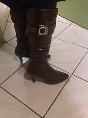 Lady Bergham en bottes de cuir à talons hauts / Lady Bergahm's high-heeled leather boots - Photo originale