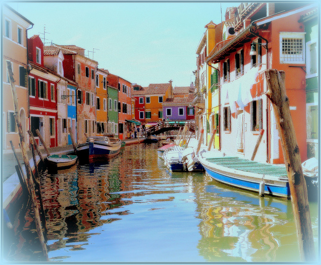 ...Burano ;l'île où les maisons sont peintes de couleurs vives pour que les pêcheurs les retrouvent malgré l'épais brouillard...