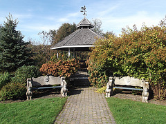 Bancs et kiosque / Benches and kiosk / Bancos y quioscos