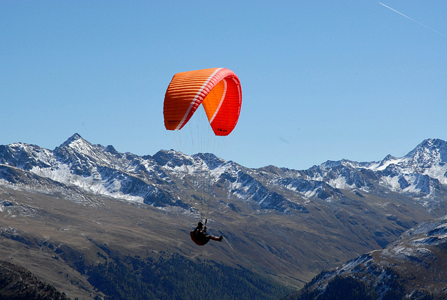 Un parapentiste vole... Un parapentiste vole...