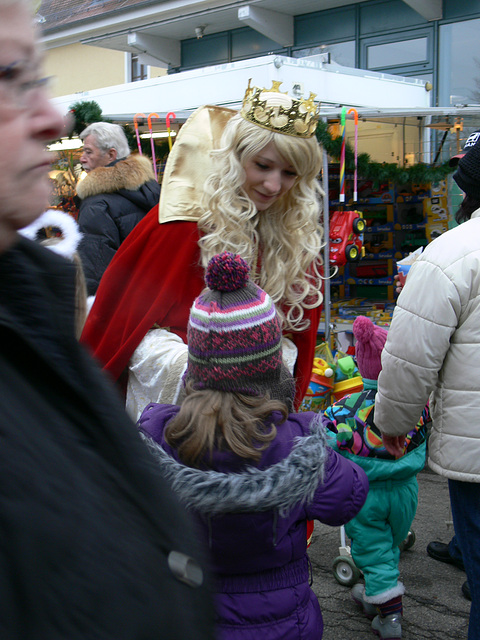 ein Weihnachtsmarkt-Christkindl