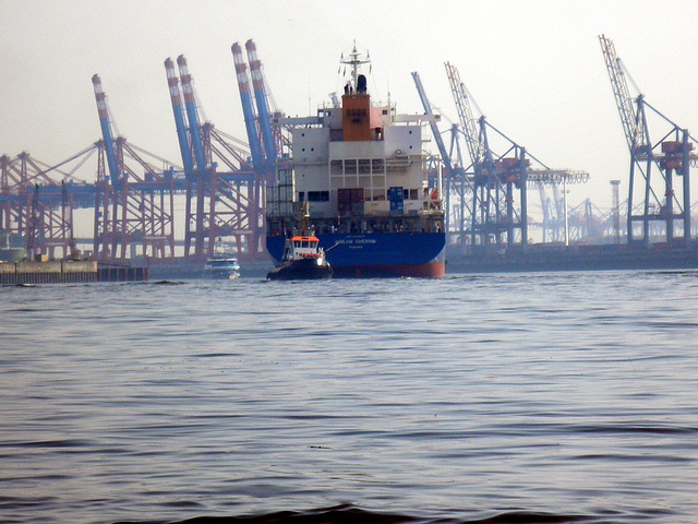 Containerschiff bei der Drehung