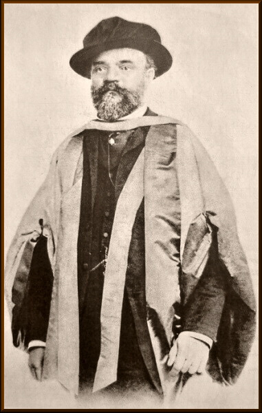 Antonín Dvořák kiel honordoktoro de la Universitato de Cambridge