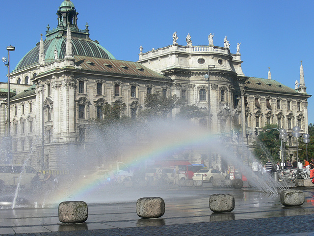 Regenbogen am Stachusbrunnen
