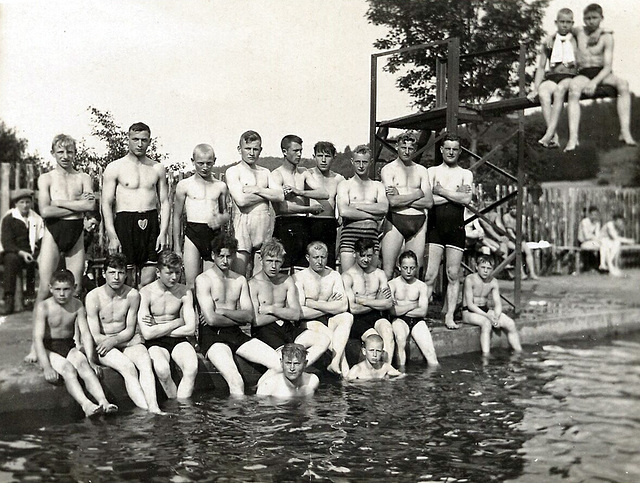 Schwimmer im Freibad 1924