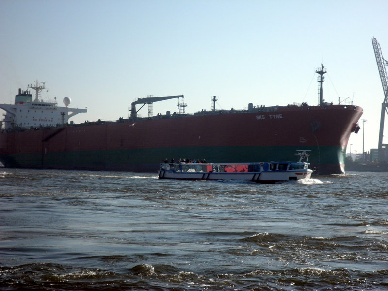 Gigant auf der Elbe - Tanker  SKS  TYNE