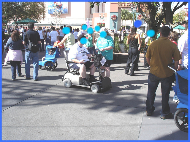 Bouchon de circulation par Obèses à roulettes - Wheeling hulks traffic jam -  Disney Horror pictures show - Disneyworld / December 30th 2006 - Bleu anonyme / Anonymous blue