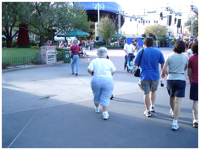 Fesses dodues et matures / Mature chubby bum- Disney Horror pictures show - 30 décembre 2006.- Visages bleus et anonymes / Anonymous blue faces