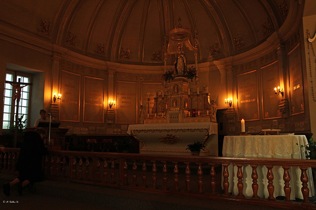 Le petit sanctuaire N-D du Cap (intérieur)