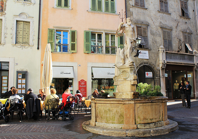 Brunnen vor dem Cafe Bontadi