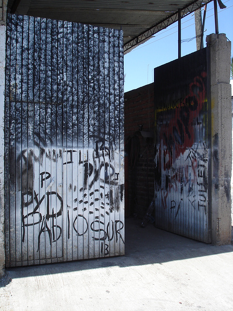 Graffitis de portes d'entrepôt /  Warehouse door's graffitis - 23 mars 2011